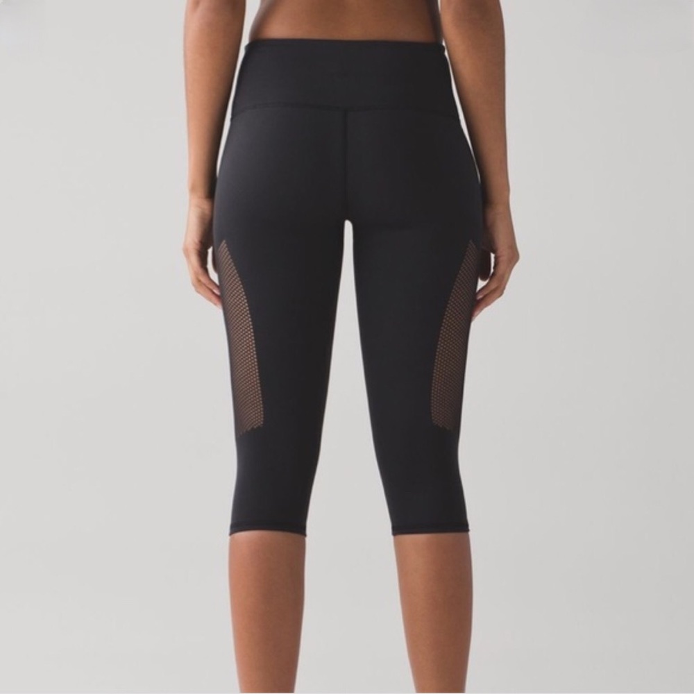 Lululemon Reveal Crop Leggings. Size 4 

No tags on the inside